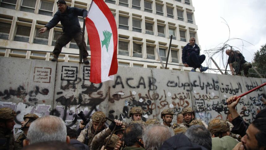 المودعون يشعلون الإطارات أمام مصرف لبنان المركزي