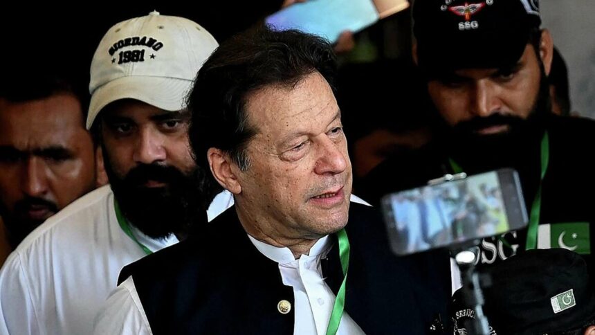 باكستان... الحكم على عمران خان بالسجن 10 سنوات بتهمة تسريب أسرار الدولة