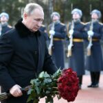 بوتين يضع إكليلا من الزهور على نصب “الوطن الأم”.. فيديو