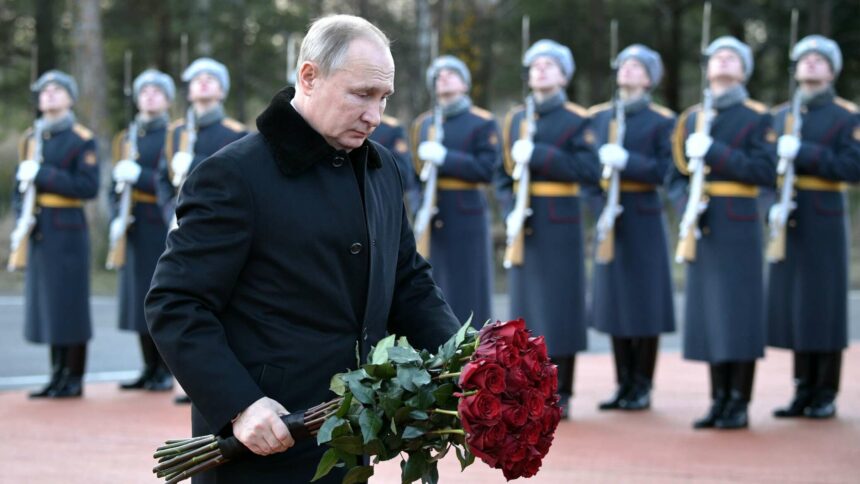 بوتين يضع إكليلا من الزهور على نصب “الوطن الأم”.. فيديو