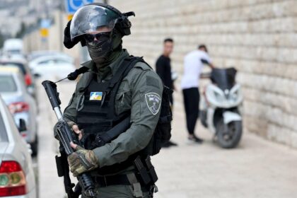 الشرطة الإسرائيلية تعتقل مهرب أسلحة عثرت في سيارته على صاروخ مضاد للدبابات.. صور