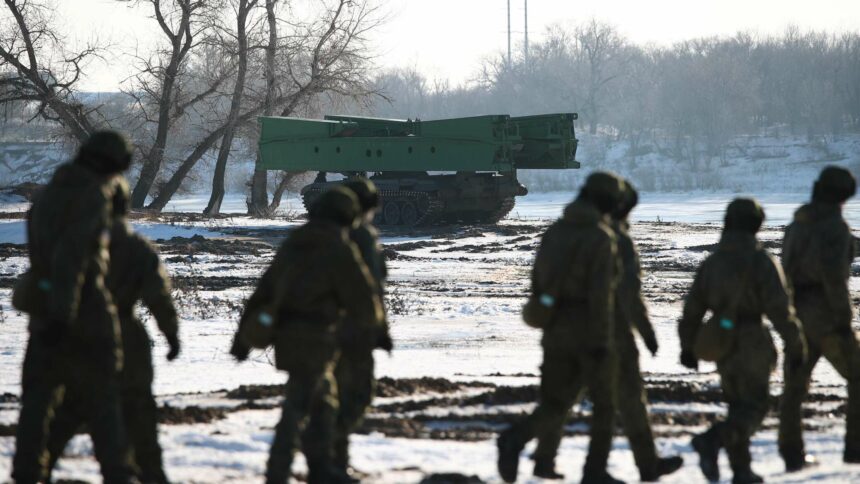 طائرة بدون طيار تدعم جنوداً روساً مختبئين في خندق بالذخيرة... فيديو
