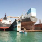 قناة السويس تتدخل لإنقاذ سفينة تعرضت لضربة صاروخية في البحر الأحمر