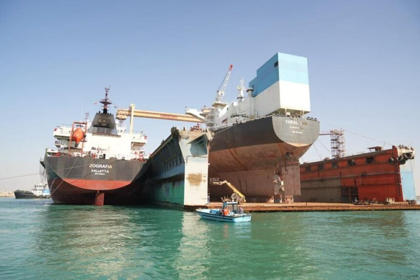 قناة السويس تتدخل لإنقاذ سفينة تعرضت لضربة صاروخية في البحر الأحمر