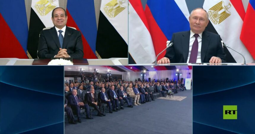 "من القاهرة إلى موسكو".. رد فعل السيسي عند استقبال بوتين على الهواء مباشرة