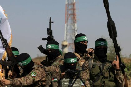وتؤكد حماس أنها ستحترم قرار وقف إطلاق النار إذا قررت محكمة العدل الدولية ذلك