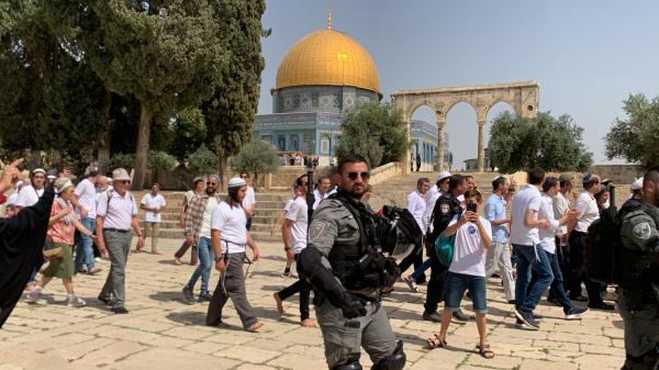 مُستوطنون إسرائيليون يقتحمون ساحات المسجد الأقصى