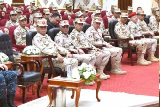 وزير الدفاع يلتقي عددًا من مقاتلي المنطقة المركزية العسكرية