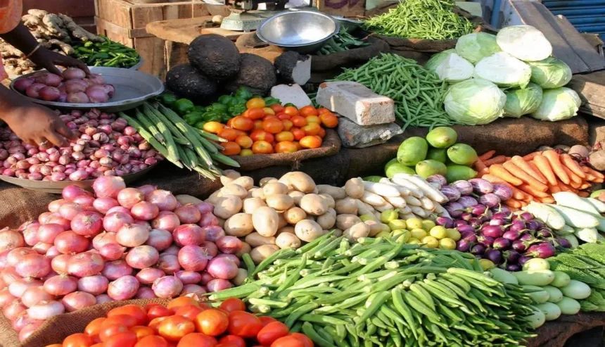 أسعار الخضروات والفاكهة اليوم الثلاثاء في الأسواق.. الطماطم والجزر بـ 4 جنيهات