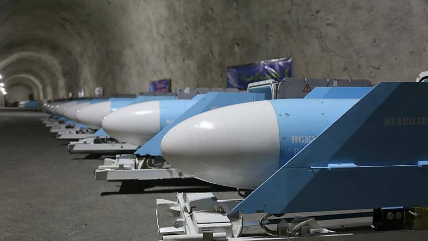 إيران تكشف عن صاروخ "كروز" جديد يطلق من البحر
