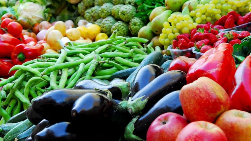 أسعار الخضروات والفاكهة اليوم الثلاثاء في الأسواق.. الطماطم بـ 4 جنيهات 
