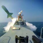 الحرس الثوري الإيراني يعلن إطلاق صاروخ باليستي بعيد المدى من سفينة حربية