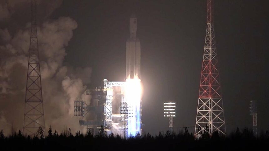 الدفاع الروسية تنشر مشاهد إطلاق صاروخ يحمل قمرا صناعيا من قاعدة بليسيتسك الفضائية...فيديو