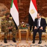 الرئيس السيسي يستقبل رئيس مجلس السيادة السوداني بمطار القاهرة