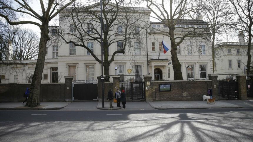 السفارة الروسية لدى بريطانيا: لندن تدعم النازية في دعواتها لتقديم المساعدة العسكرية لأوكرانيا