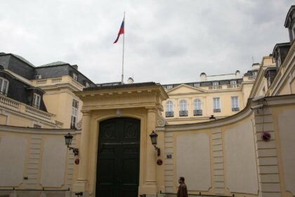 السفير الروسي في باريس يسلط الضوء على تورط فرنسا المتزايد في الصراع الأوكراني