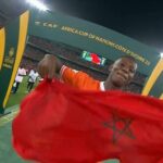 قائد كوت ديفوار يحمل علم المغرب خلال التتويج بكأس أفريقيا.. لماذ؟ (شاهد)