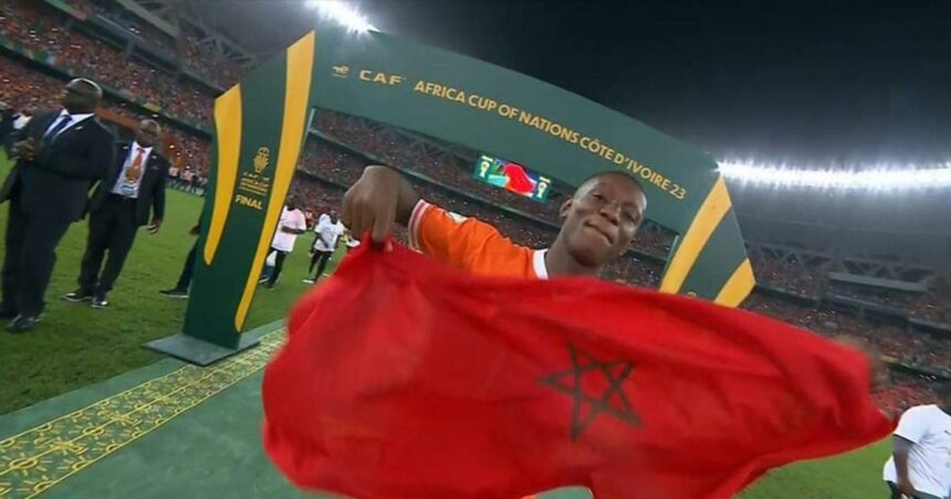 قائد كوت ديفوار يحمل علم المغرب خلال التتويج بكأس أفريقيا.. لماذ؟ (شاهد)