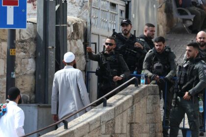مسؤولون إسرائيليون يحذرون من فرض قيود على دخول المصلين العرب للمسجد الأقصى خلال شهر رمضان