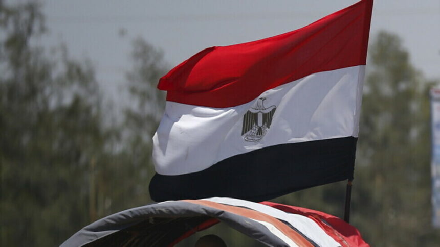 مصر.. قرار بتسريح عدد كبير من العمال ومسؤول يكشف الأسباب