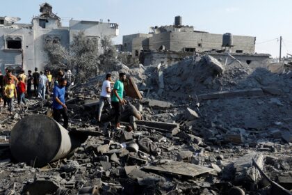 10 شهداء في قصف إسرائيلي استهدف منزلا يؤوي نازحين وسط قطاع غزة