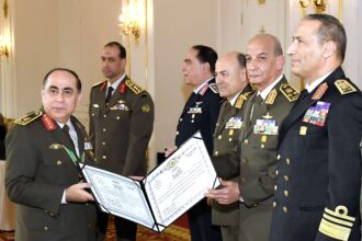 وزير الدفاع يكرم قادة القوات المسلحة المحالين للتقاعد 