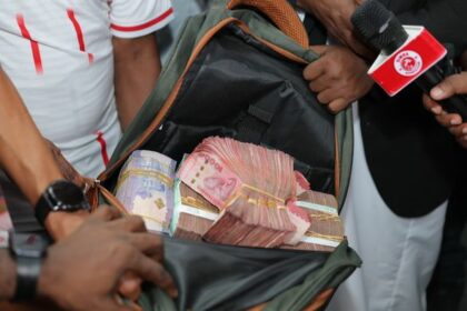 «فلوس زي الرز» رئيس نادي سيمبا يصرف مكافأة للاعبين في أرض الملعب