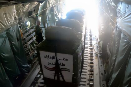 مصر والإمارات تواصلان إسقاط أطنان المساعدات شمال غزة.. صور