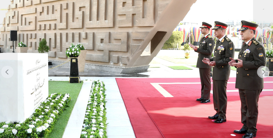 الرئيس السيسي ينيب وزير الدفاع لوضع الزهور على النصب التذكاري لشهداء القوات المسلحة - بوابة البلد