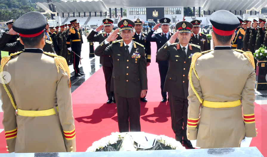 الرئيس السيسي ينيب وزير الدفاع لوضع الزهور على النصب التذكاري لشهداء القوات المسلحة - بوابة البلد