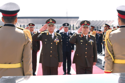 الرئيس السيسي ينيب وزير الدفاع لوضع الزهور على النصب التذكاري لشهداء القوات المسلحة