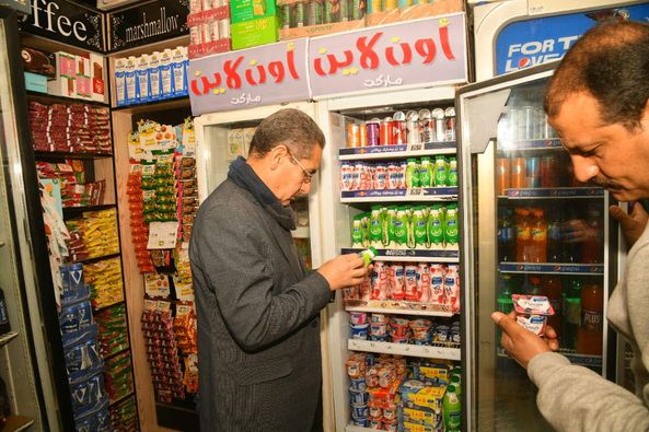 محافظ الغربية يقود حملة تفتيشية مفاجئة على محال بيع السلع الغذائية - بوابة البلد
