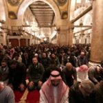 عشرات الآلاف يؤدون صلاتي العشاء والتراويح في المسجد الأقصى.. صور