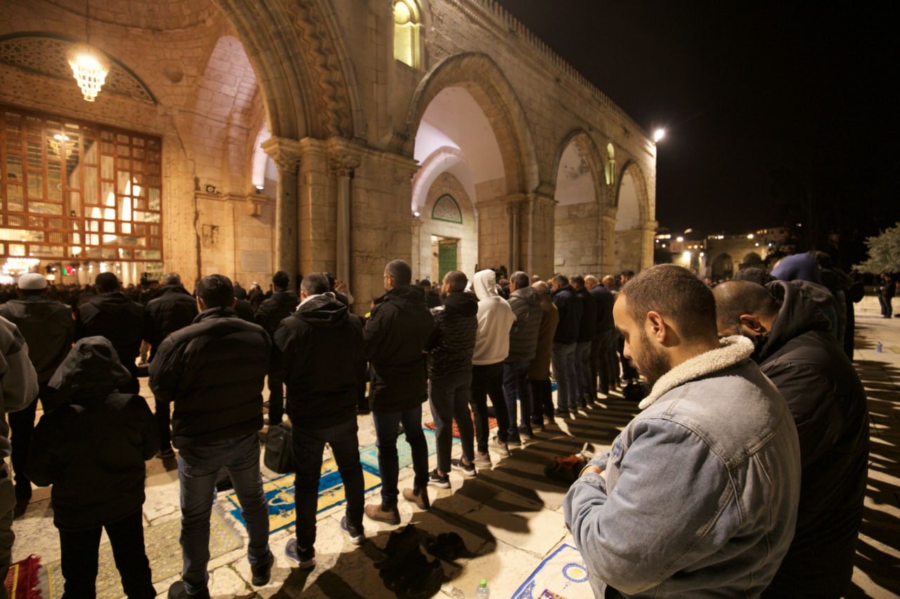 30 ألفا يؤدون صلاتي العشاء والتراويح في المسجد الأقصى شاهد الصور - بوابة البلد