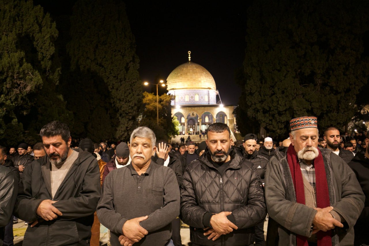 مصلون يؤدون صلاة العشاء والتراويح في المسجد الأقصى 