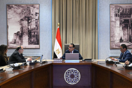 رئيس الوزراء يتابع مع رئيس هيئة الدواء المصرية عددا من ملفات العمل
