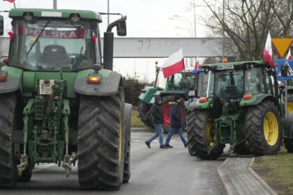 المزارعون البولنديون يبدؤون بجمع التواقيع للمطالبة باستقالة الحكومة