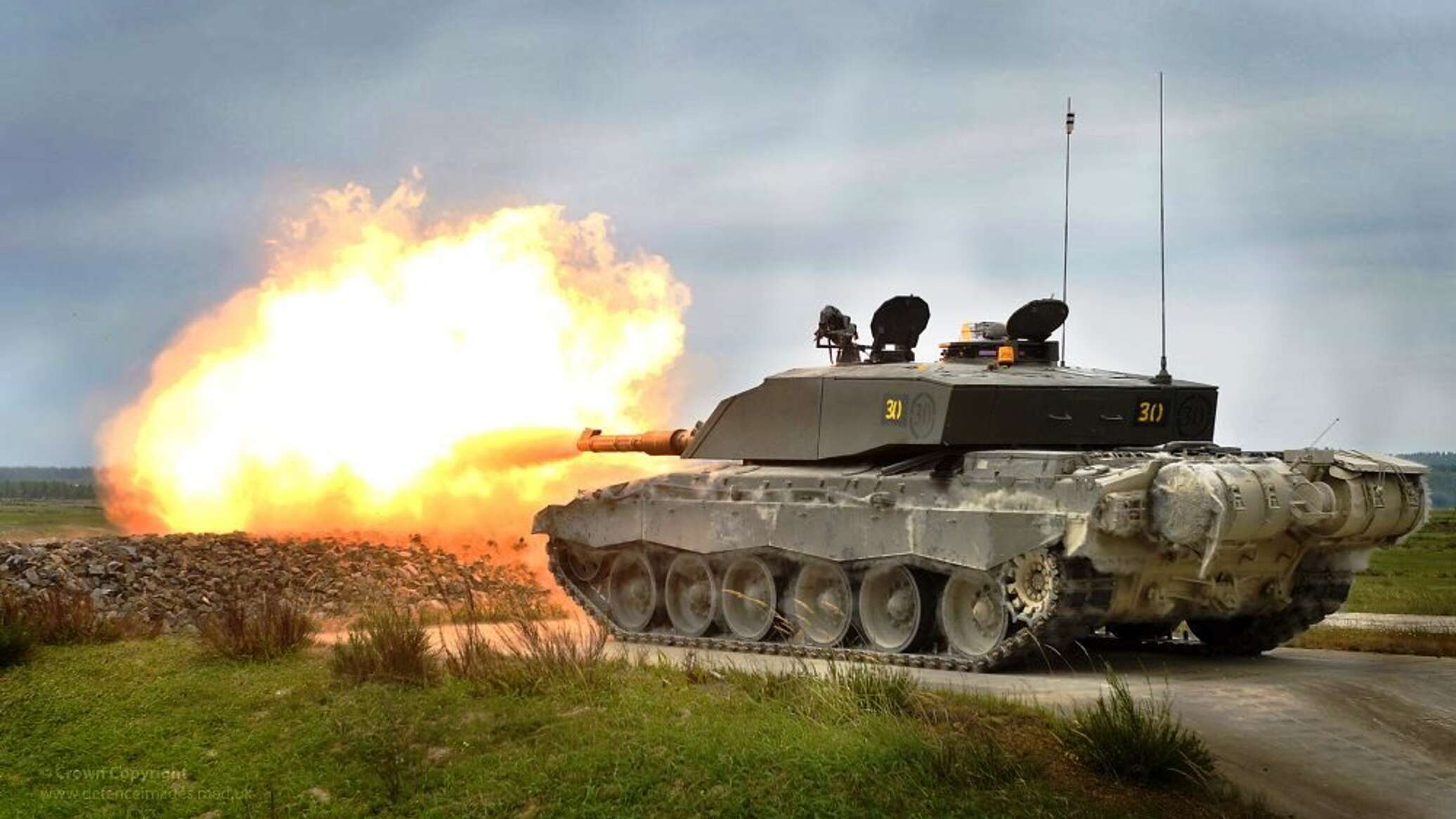تقرير: دبابات "تشالنجر" التي أرسلتها بريطانيا إلى أوكرانيا "عديمة الفائدة"
