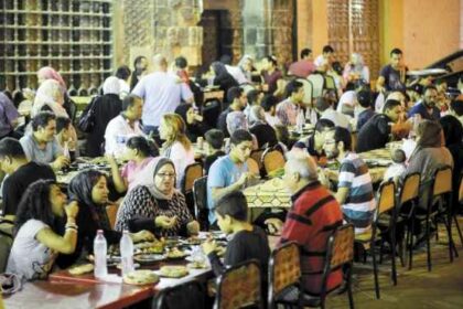 رمضان في مصر حاجة تانية.. أجواء مبهرة للسحور في السيدة زينب.. فيديو