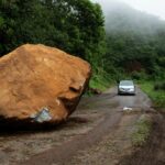 لحظات مروعة.. صخرة عملاقة تسحق شاحنة على طريق جبلي في البيرو... فيديو