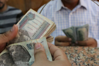 "للقضاء على الدولار الأسود في مصر".. خبراء يتحدثون عن إجراءات جريئة وغير مسبوقة