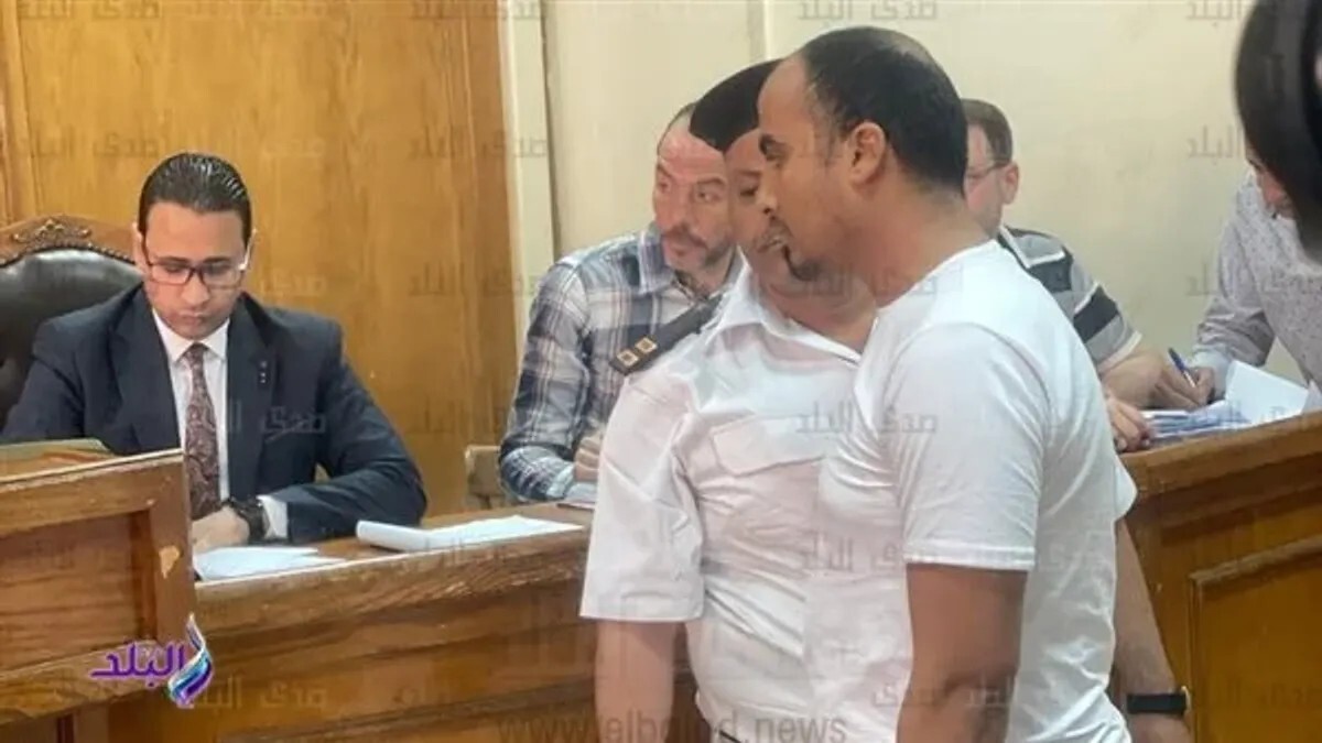 مصر.  أول ظهور لقاتل حبيبة الشماع بعد الحكم عليه بالسجن 15 عاما