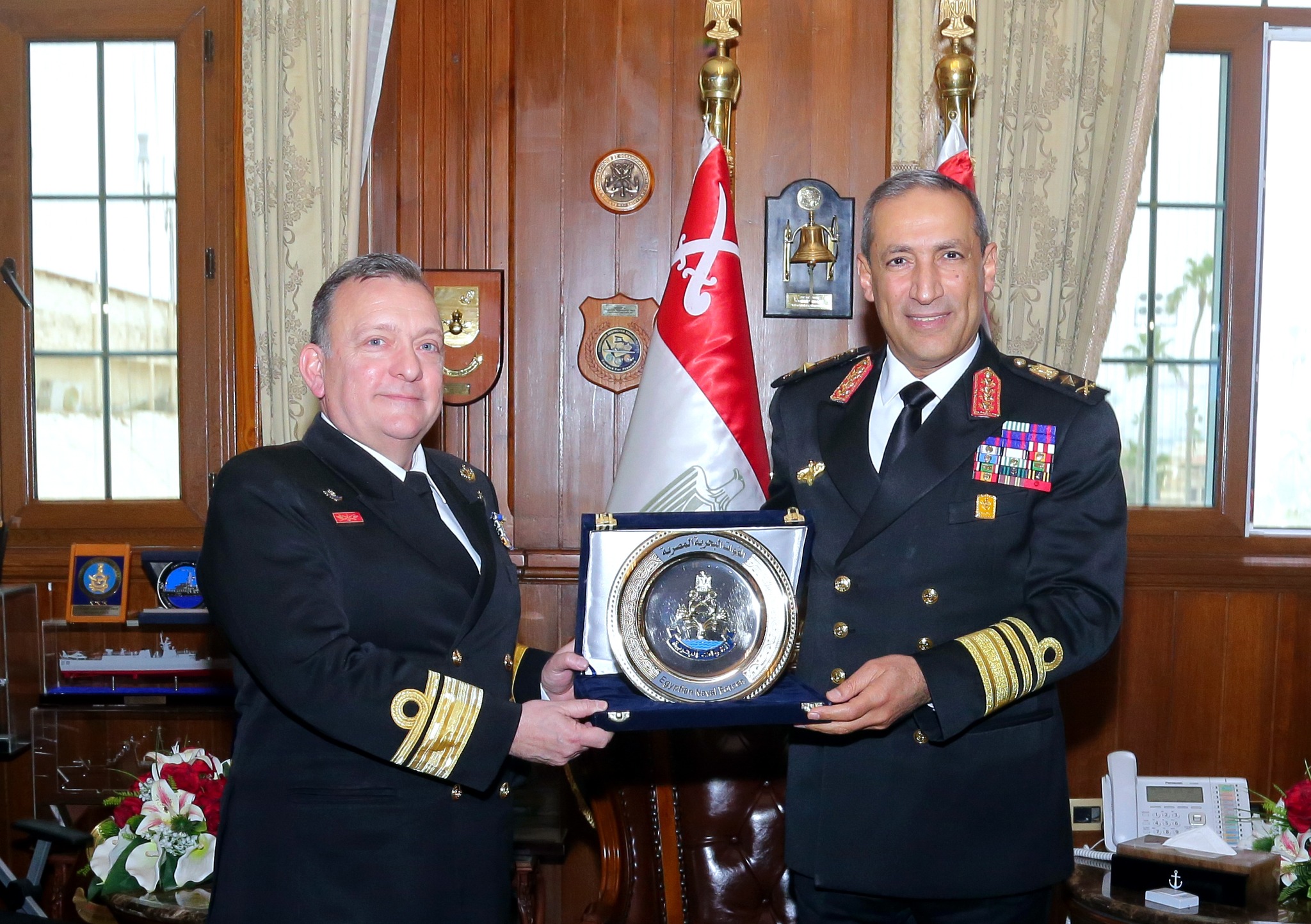 قائد القوات البحرية يلتقى قائد العملية البحرية الأوروبية بالبحر الأحمر "أسبيدس" - بوابة البلد
