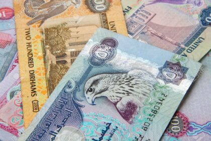 سعر صرف الدرهم الإماراتي اليوم الأربعاء قبل عطلة البنوك