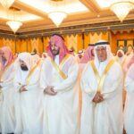 ولي العهد السعودي يؤدي صلاة عيد الفطر في المسجد الحرام