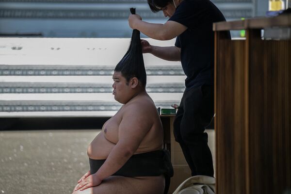في ضريح ياسوكوني في طوكيو، يتم ربط شعر مصارع السومو في عقدة علوية.  - البلد العربية