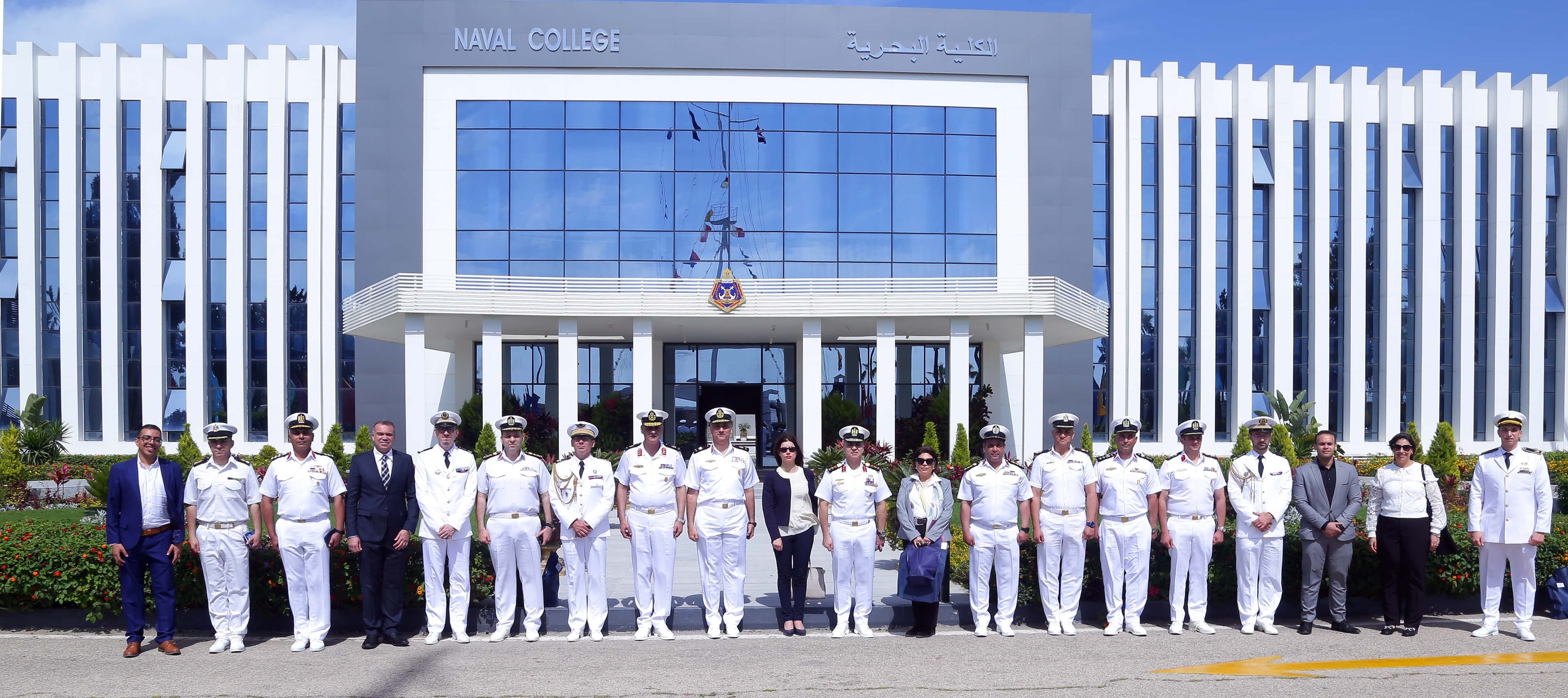 الأكاديمية العسكرية تسلم شهادات اختبارات اللغة الفرنسية لضباط وطلاب البحرية شاهد الصور - بوابة البلد