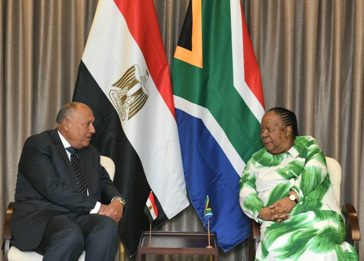 وزير الخارجية خلال اجتماعه مع وزير التعاون الدولي في جنوب أفريقيا