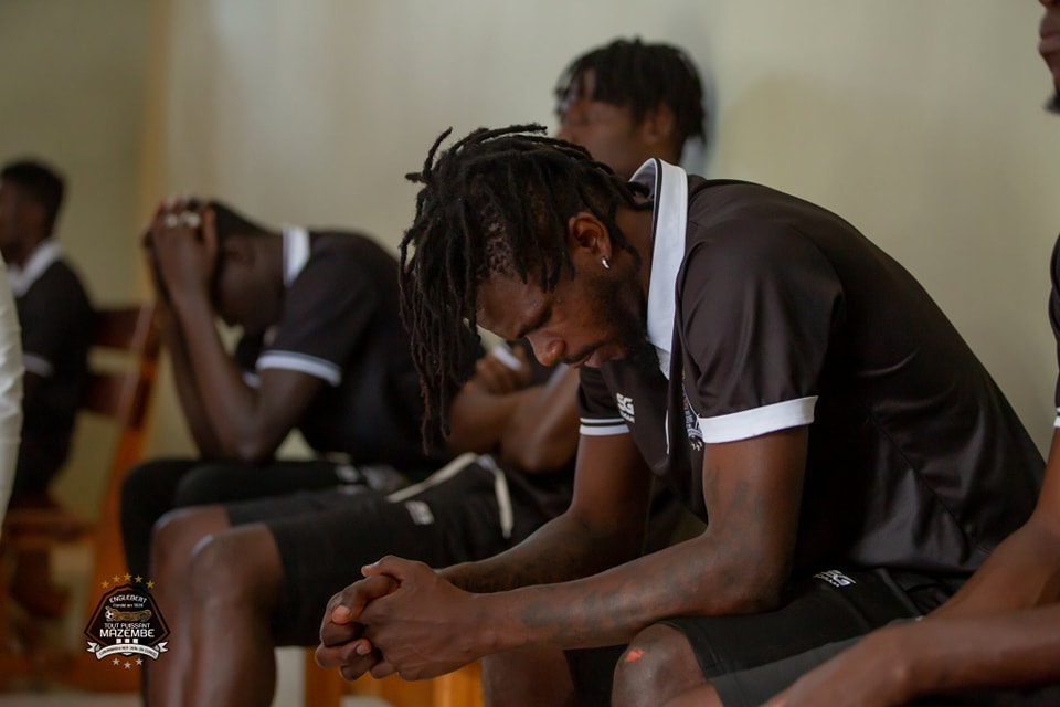 لاعبو مازيمبي يتوجهون للصلاة في الكنيسة للفوز على الأهلي - بوابة البلد