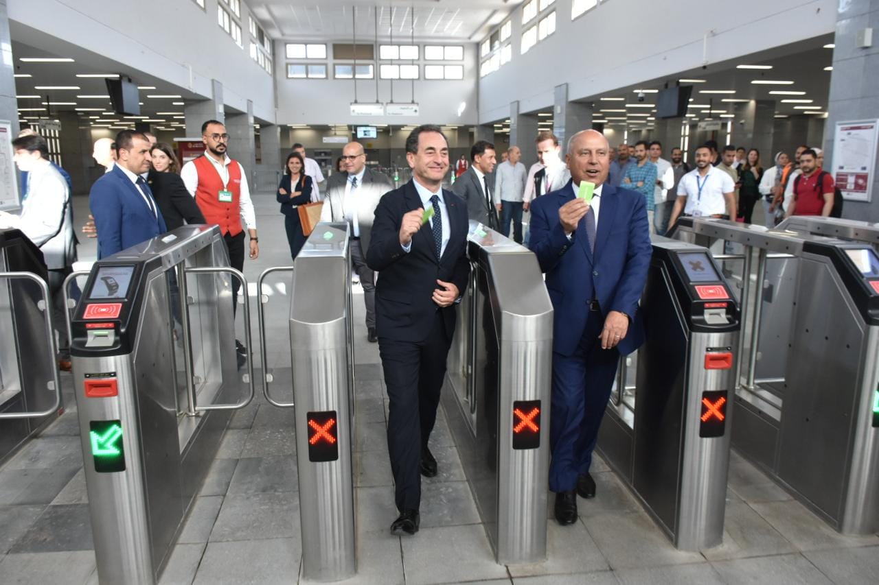 وزير النقل والسفير الفرنسي يركبان قطار LRT الخفيف وخط مترو الأنفاق الثالث 